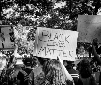 black lives matter Slogan, von Obi Onyeador auf unsplash