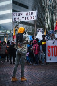 Eine Demonstratin auf einer Demonstartion gegen den Tigray-Konflikt
