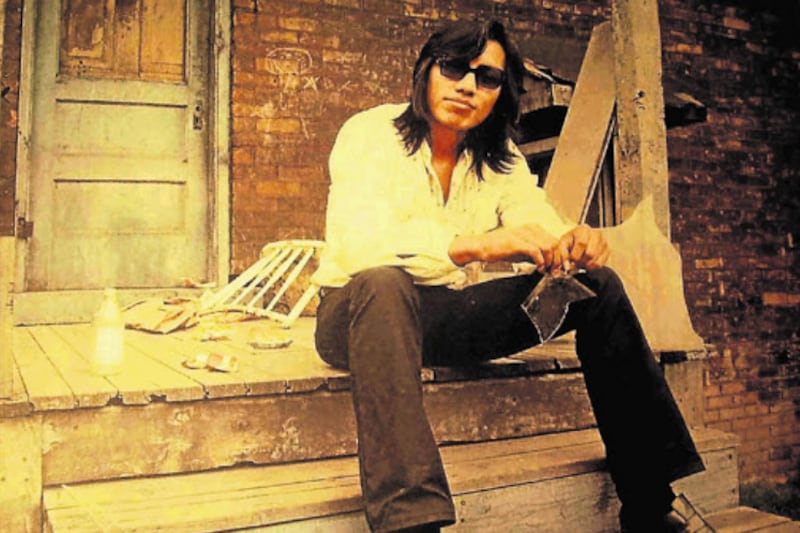 Sixto Diaz Rodríguez sitzt auf einer Treppe.